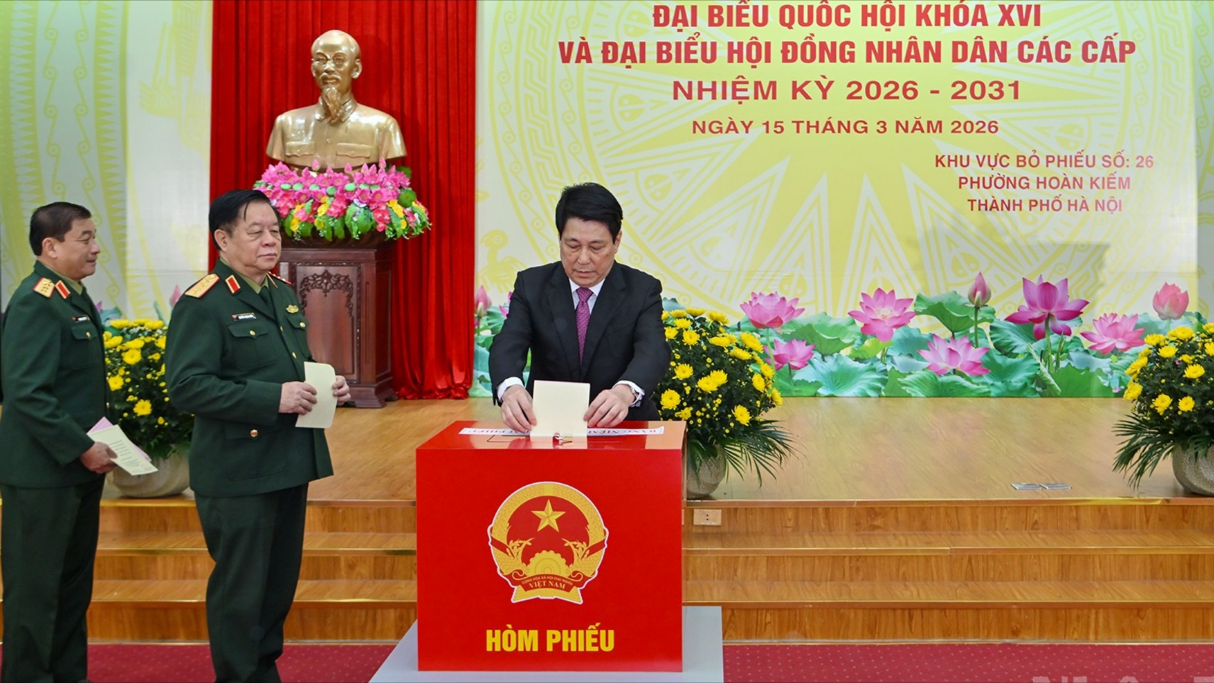 Chủ tịch nước bỏ phiếu bầu cử tại Khu vực bỏ phiếu số 26, phường Hoàn Kiếm