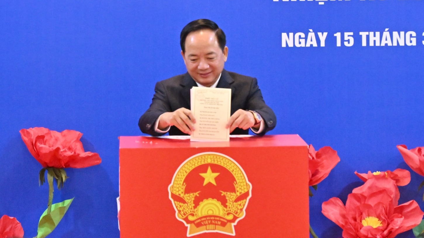 Trưởng ban Tuyên giáo và Dân vận Trung ương bỏ phiếu bầu cử tại phường Đại Mỗ