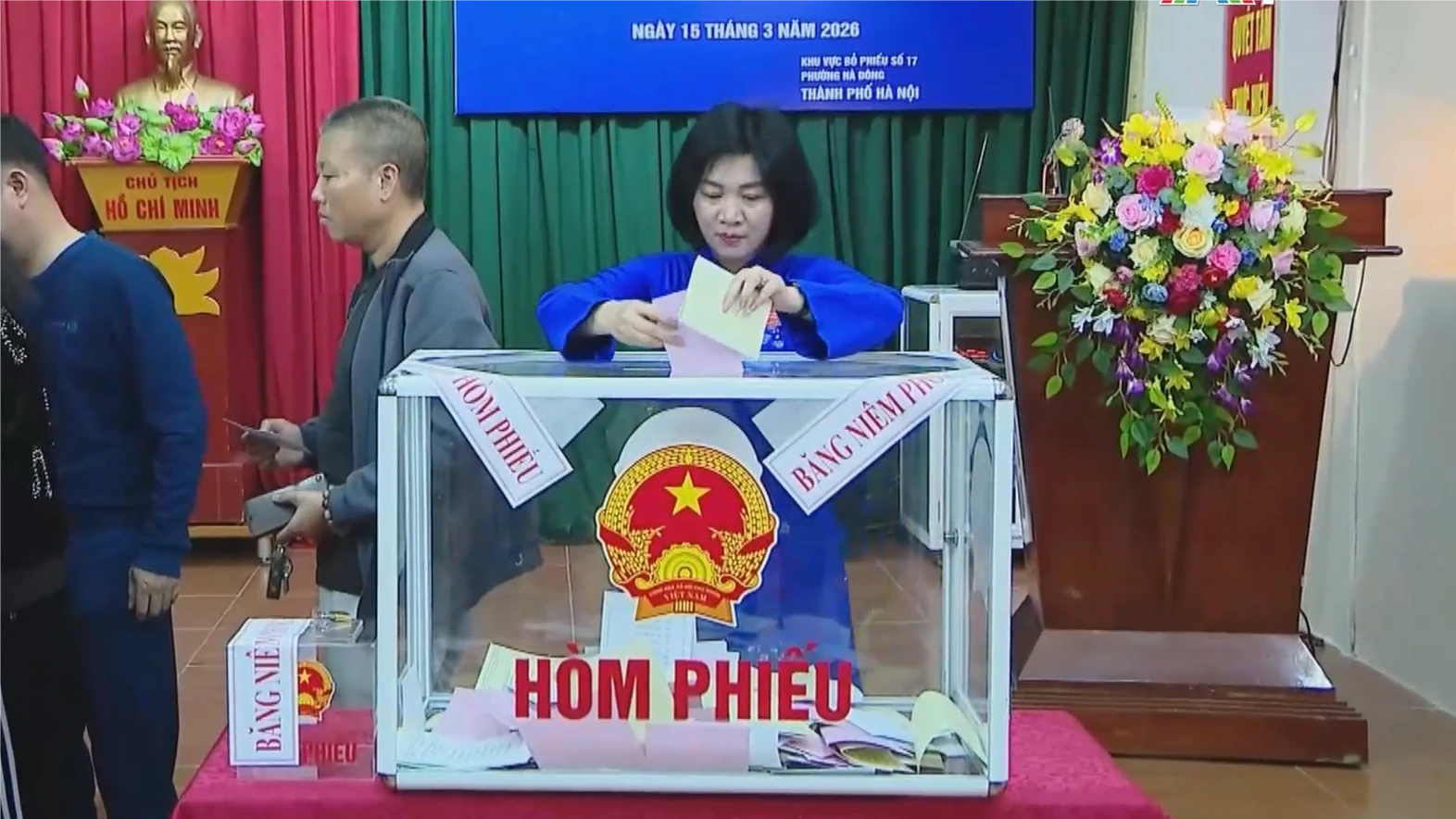 Chủ tịch Ủy ban bầu cử thành phố Phùng Thị Hồng Hà bỏ phiếu bầu cử