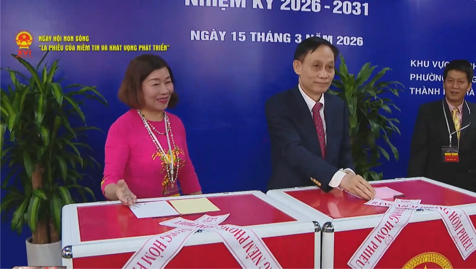 Bộ trưởng Bộ Ngoại giao bỏ phiếu bầu cử tại phường Giảng Võ