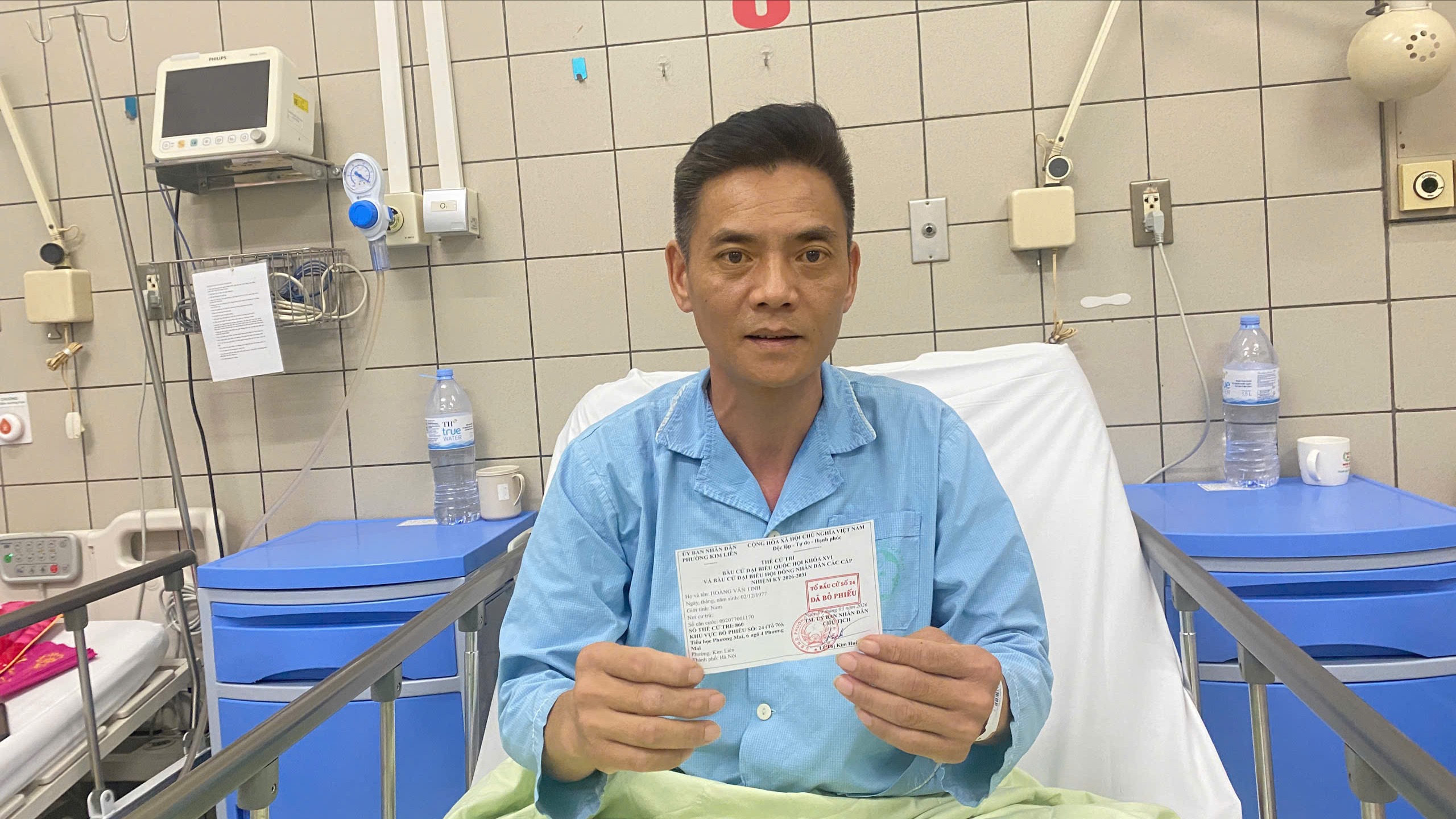 Cử tri phấn khởi khi được tham gia bỏ phiếu bầu cử tại bệnh viện