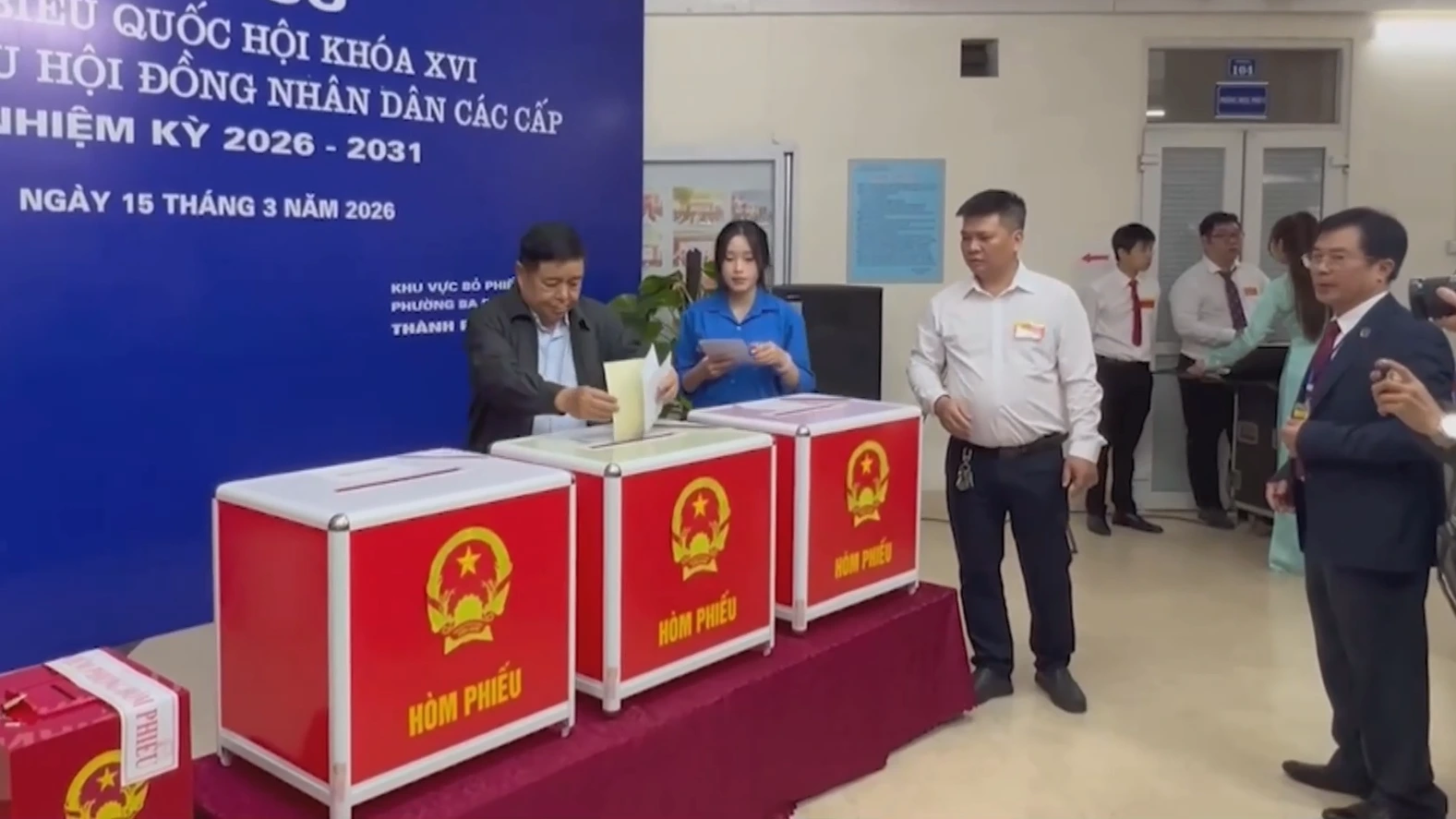 Phó Thủ tướng Nguyễn Chí Dũng thực hiện quyền công dân tại phường Ba Đình