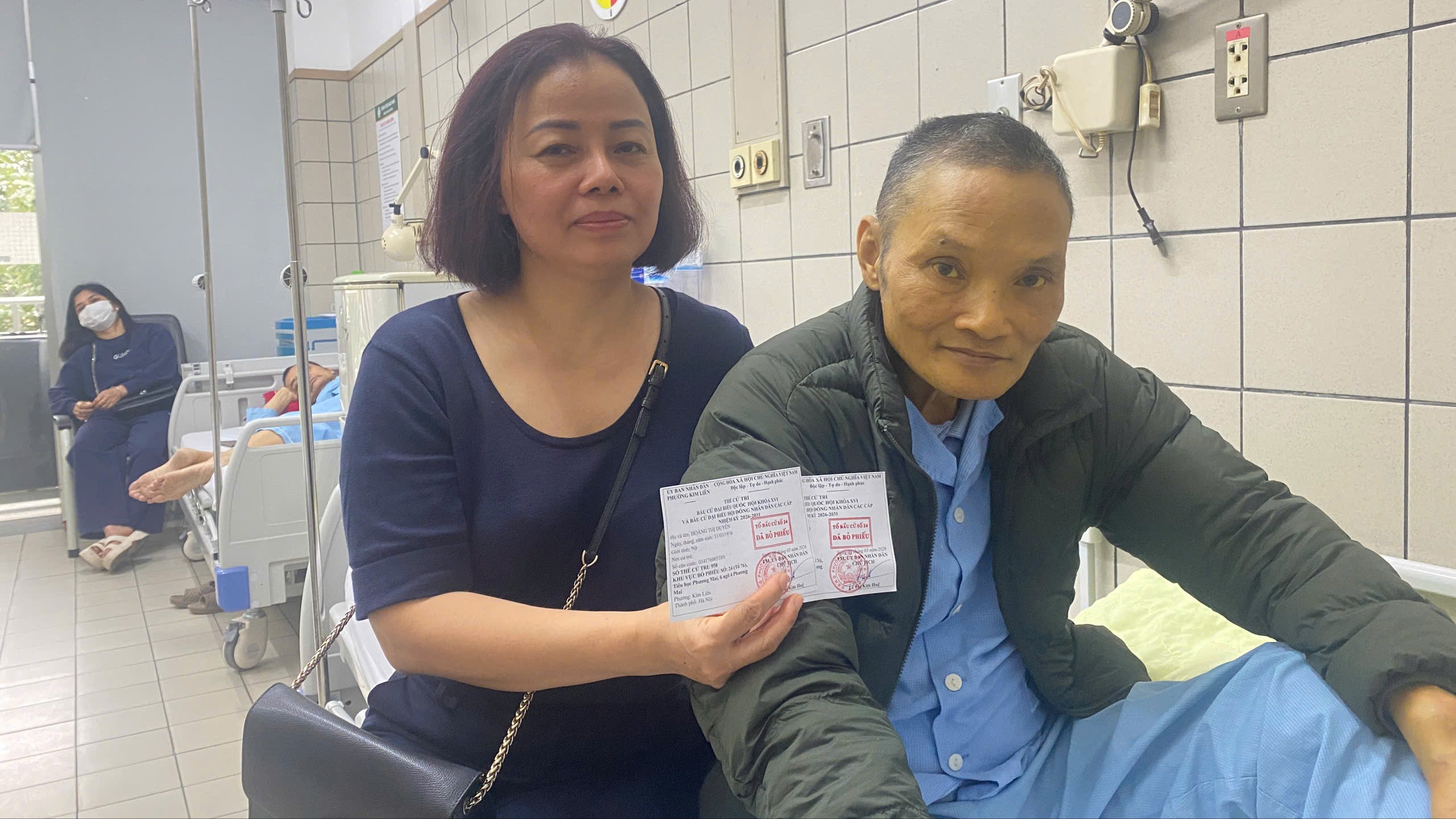 Những cử tri đặc biệt bỏ phiếu bầu cử tại Bệnh viện Bạch Mai