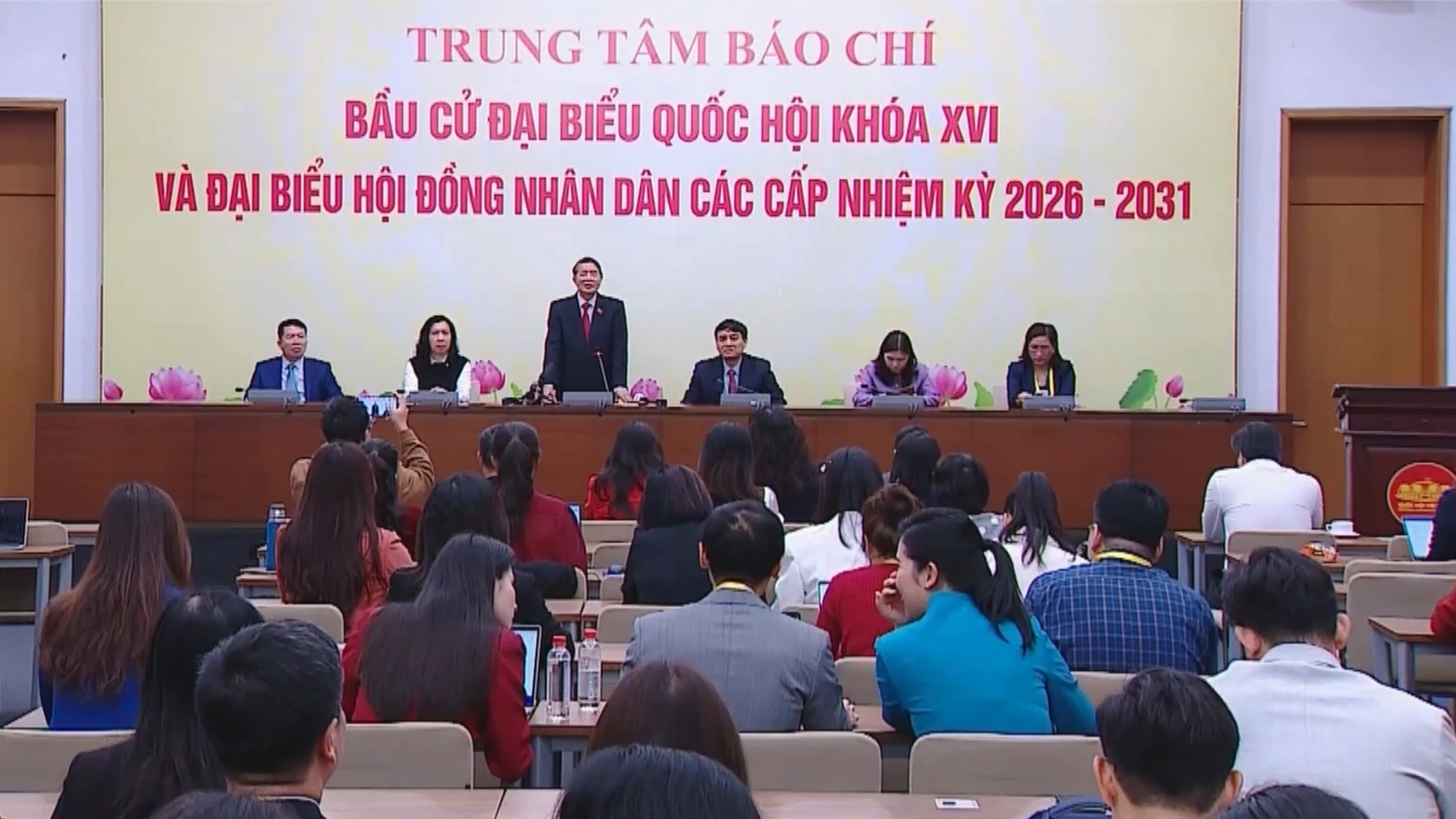 Phó Chủ tịch Quốc hội thăm Trung tâm Báo chí Hội đồng Bầu cử Quốc gia