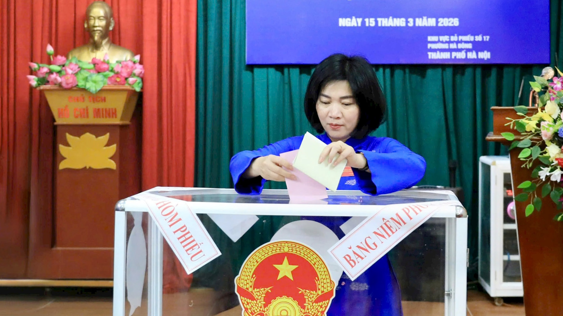 Chủ tịch Ủy ban bầu cử thành phố Phùng Thị Hồng Hà bỏ phiếu bầu cử