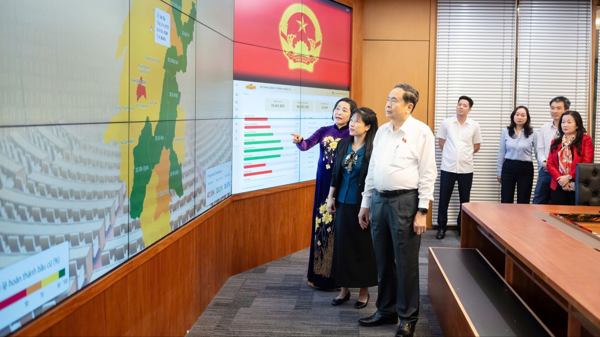 Chủ tịch Quốc hội thăm, động viên phóng viên tại Trung tâm báo chí