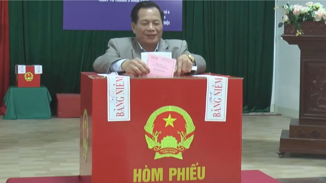 Cử tri phường Tùng Thiện hào hứng đi bầu cử