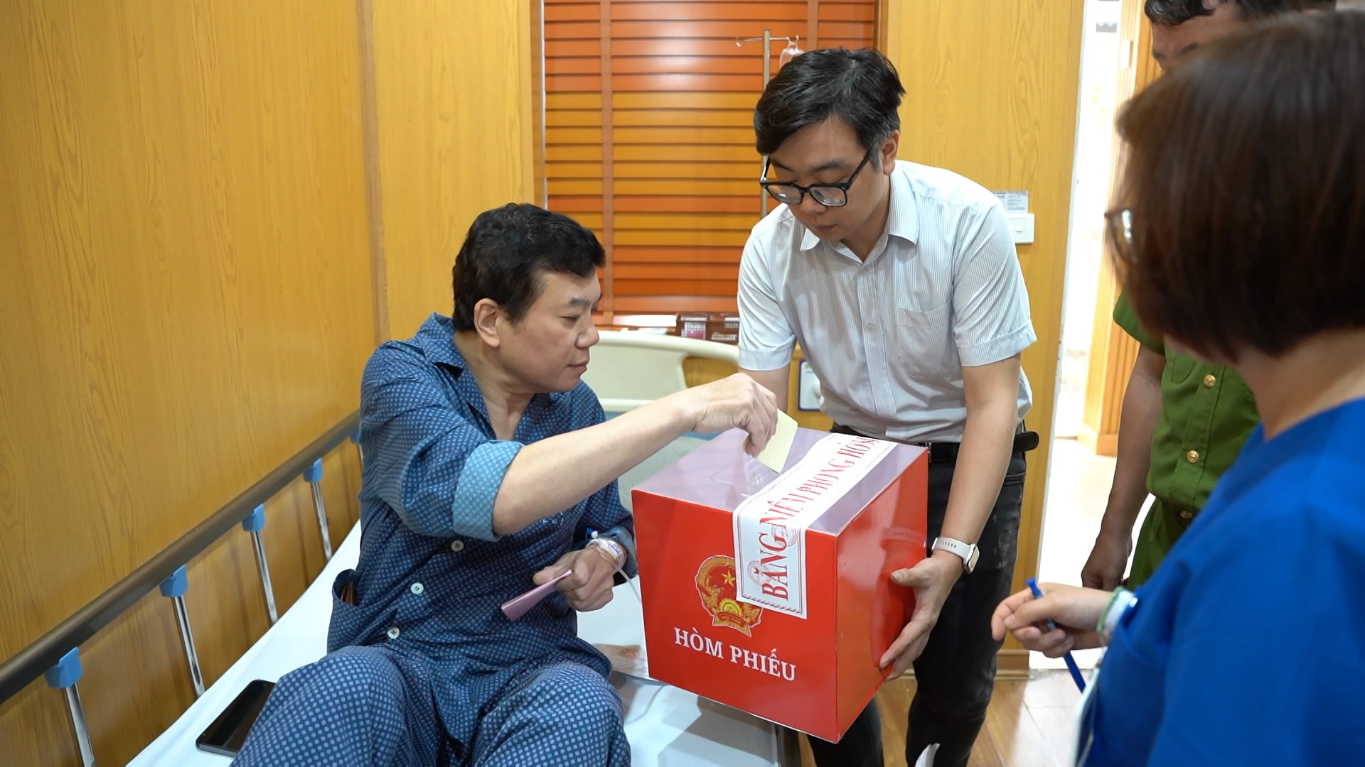 Những lá phiếu trao gửi niềm tin từ giường bệnh