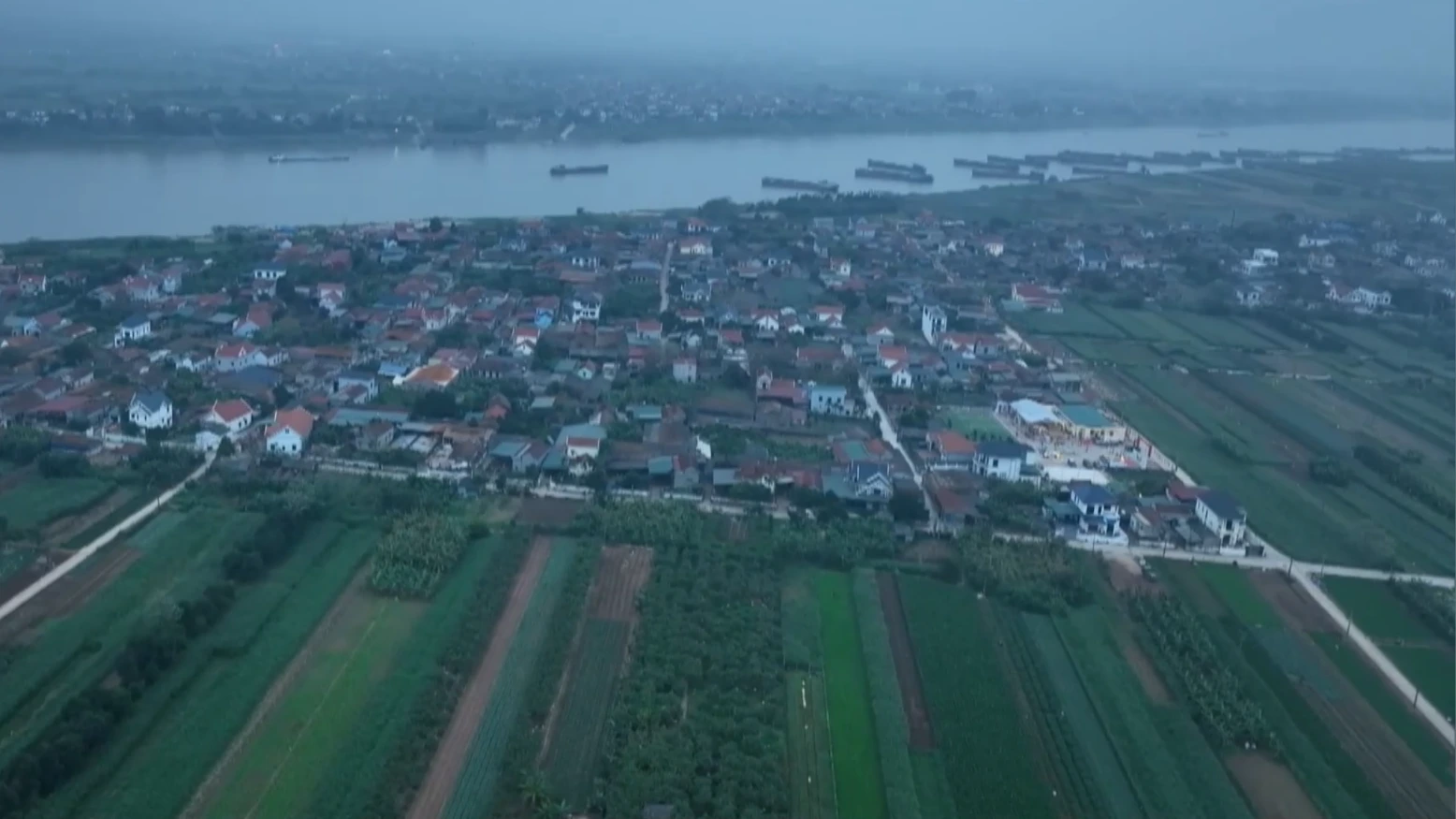 Xã Minh Châu: Cử tri vượt sông đi bỏ phiếu từ tinh mơ