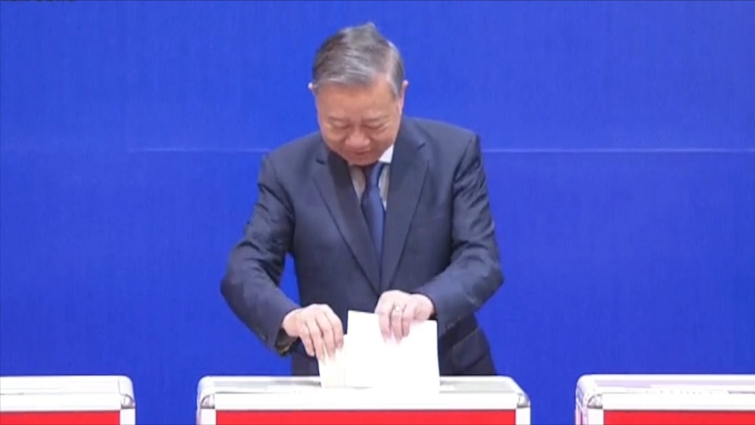 Tổng Bí thư đi bỏ phiếu cùng nhân dân