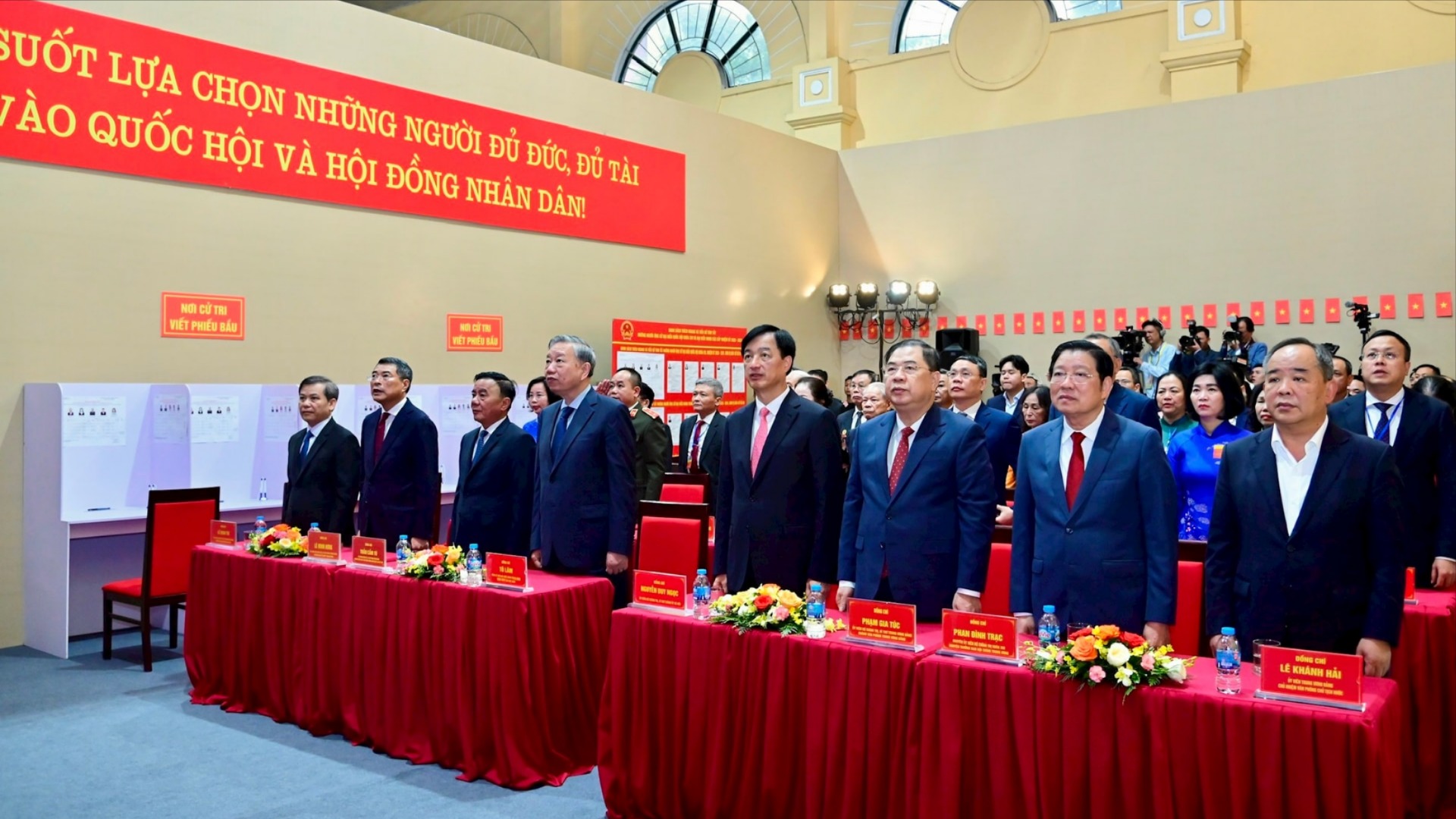 Các đồng chí lãnh đạo Trung ương, thành phố Hà Nội dự lễ khai mạc và bỏ phiếu bầu cử tại phường Ba Đình