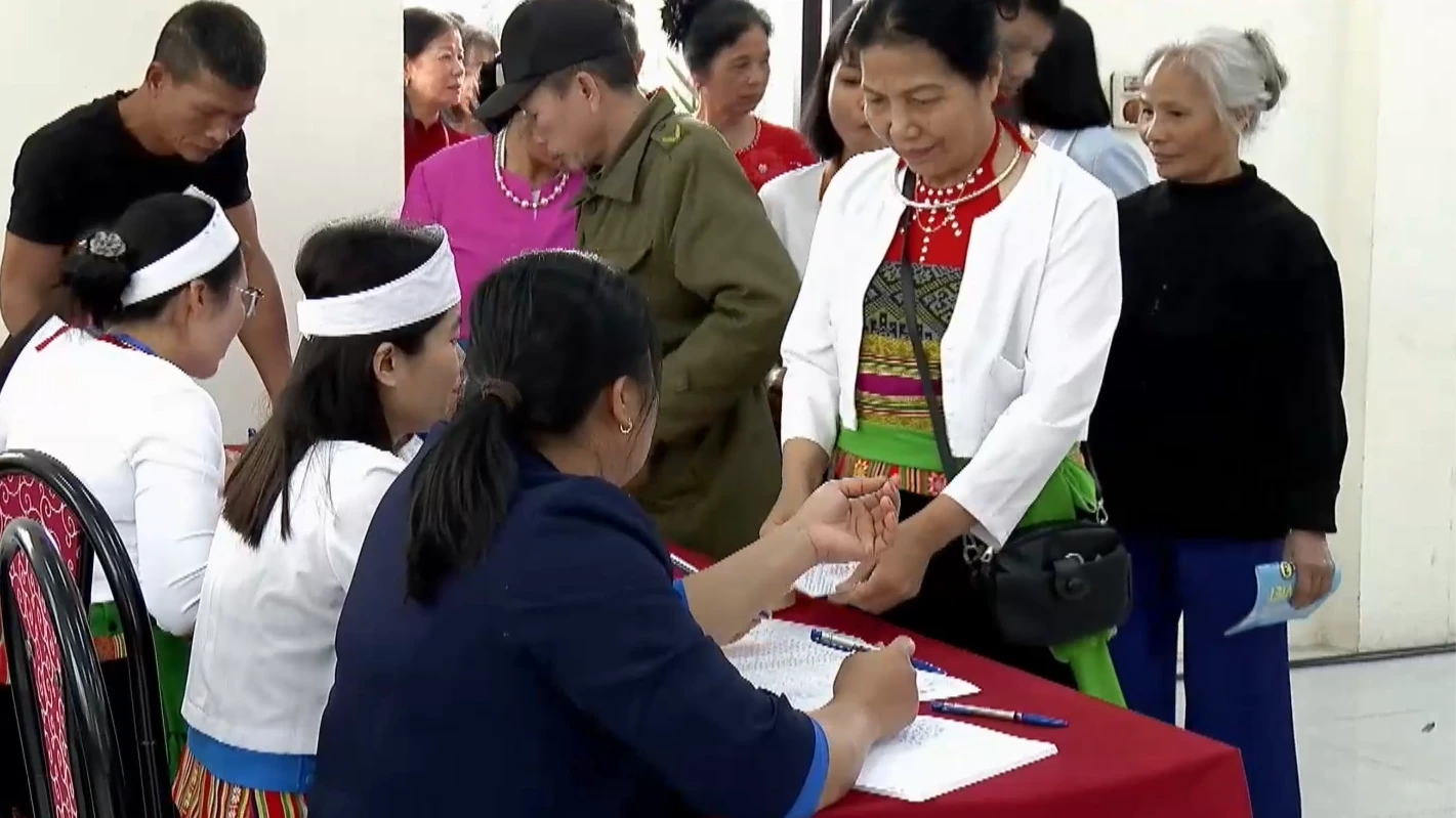 Cử tri xã Ba Vì rộn ràng đi bỏ phiếu