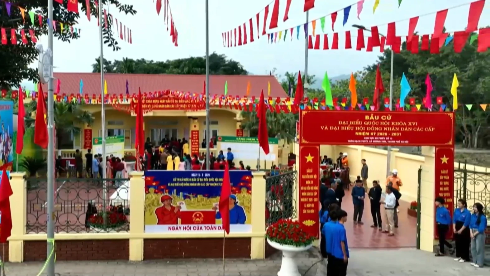 Cử tri xã Hương Sơn rộn ràng đi bỏ phiếu