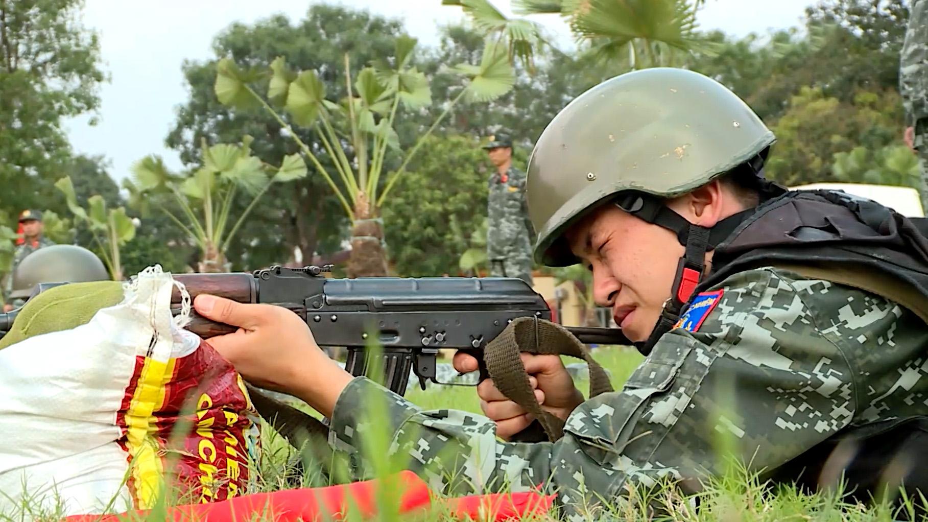 Cảnh sát cơ động sẵn sàng bảo đảm an ninh cho ngày hội bầu cử