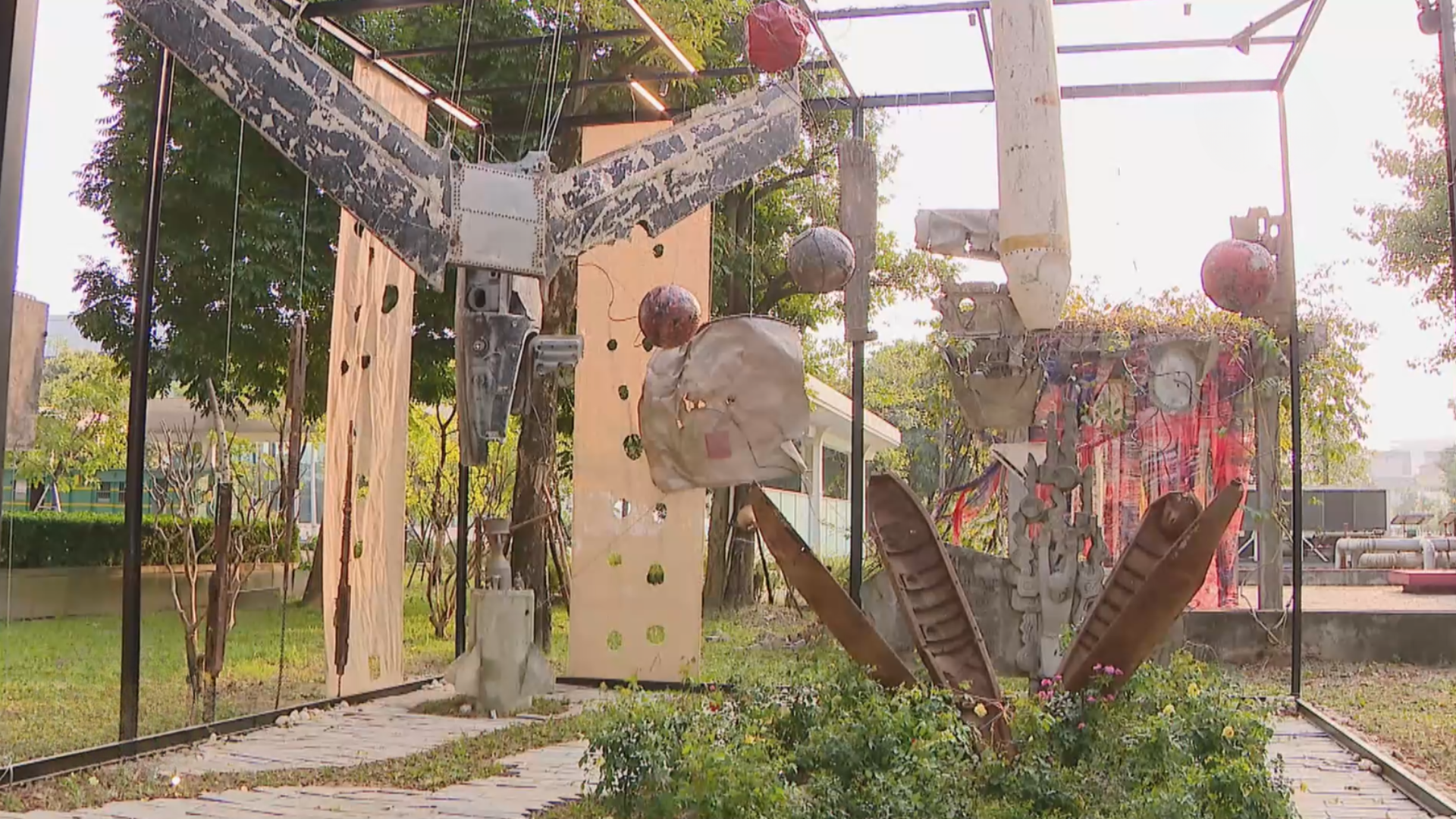 Không gian nghệ thuật sắp đặt ‘Chiến tranh và hòa bình’