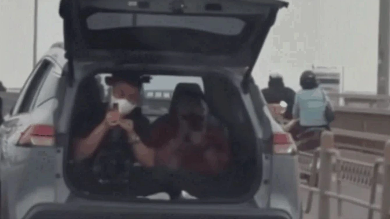 Xử phạt tài xế ô tô mở cốp, chở người trong khoang hành lý