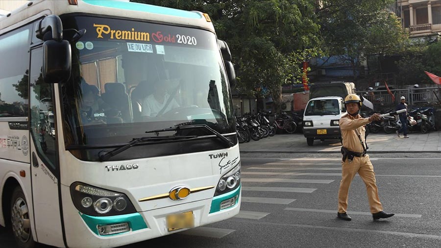 CSGT xử lý hàng loạt xe khách vi phạm dừng đỗ