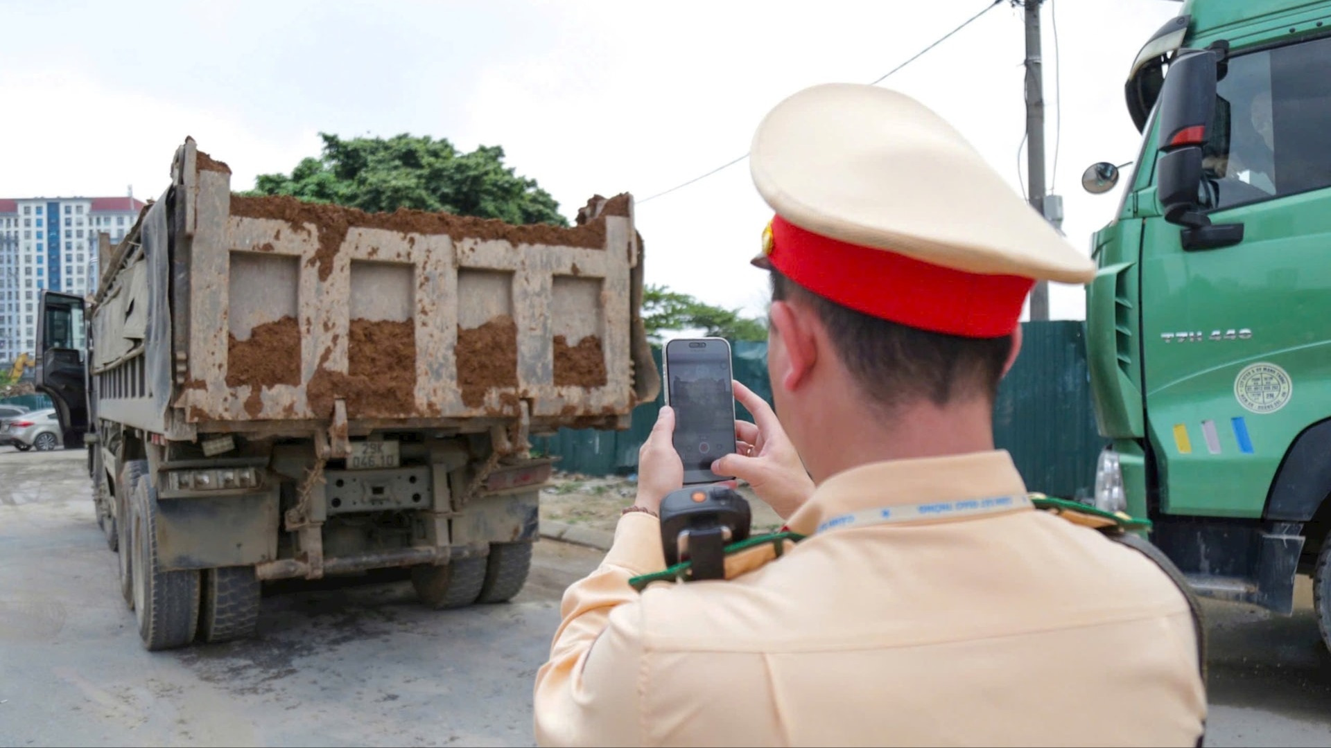  Hà Nội: Xác minh, xử lý xe tải làm rơi vãi đất thải xuống đường