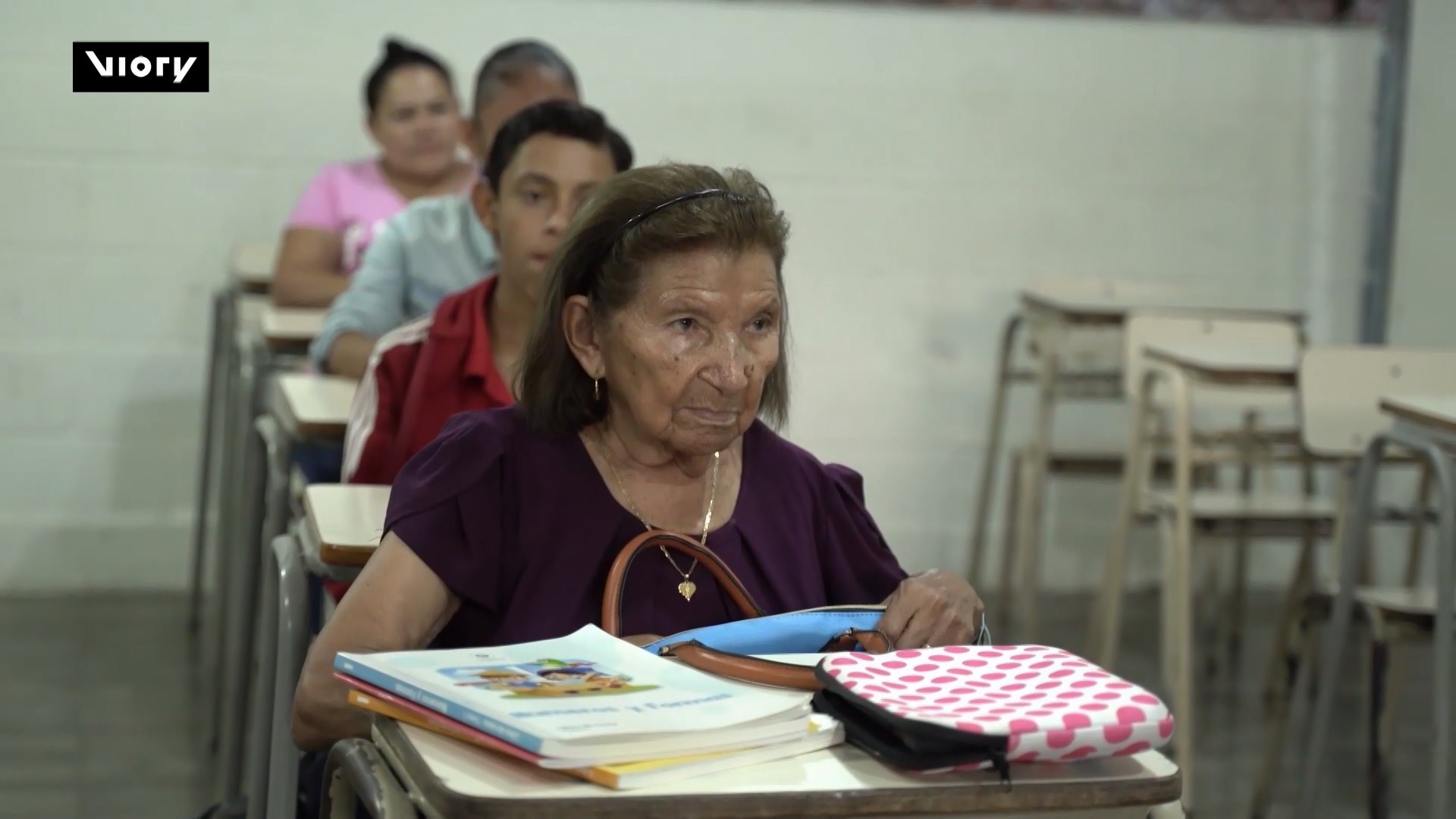 El Salvador: Mẹ 91 tuổi, con 71 tuổi trở lại trường học