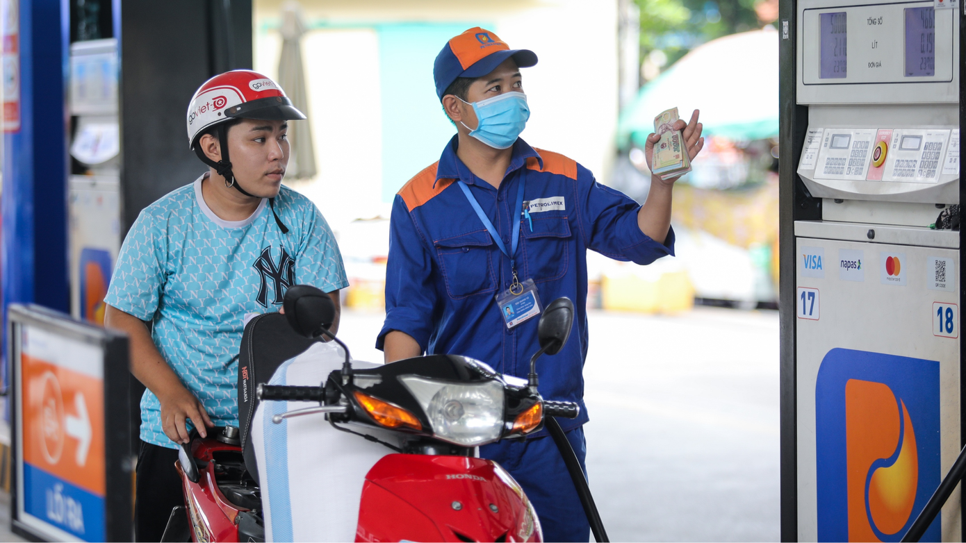 Giảm thuế nhập khẩu: Thêm công cụ bình ổn giá xăng dầu