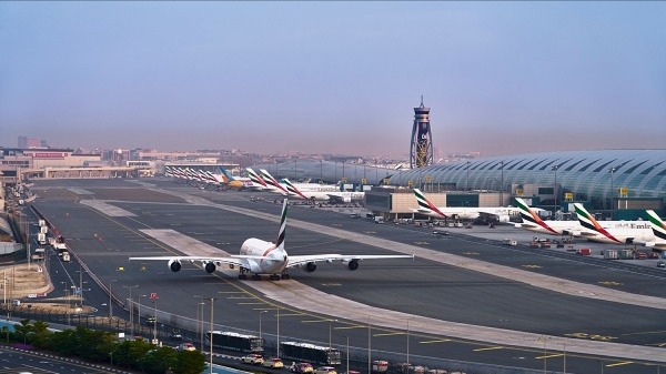 UAE mở lại không phận sau một ngày đóng cửa hoàn toàn