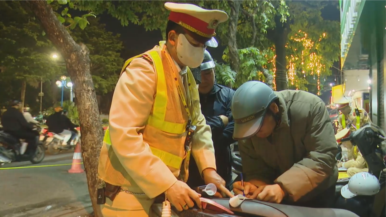 CSGT toàn quốc xử phạt gần 2.000 vi phạm nồng độ cồn trong hai ngày