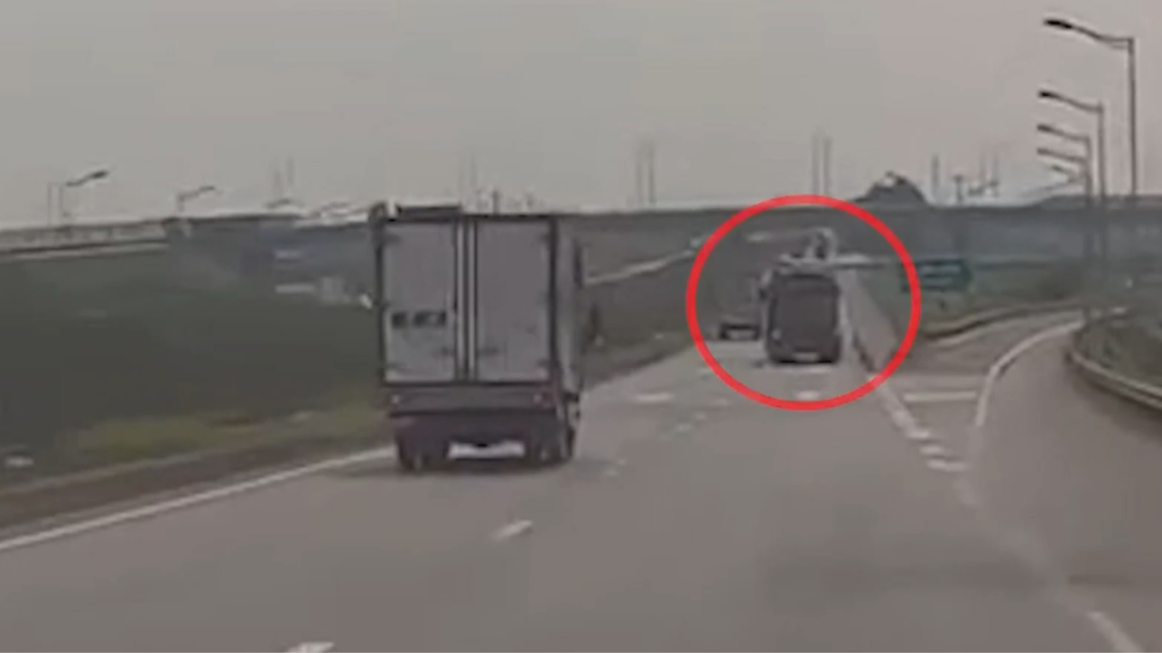 Nguy hiểm hành vi đi lùi trên cao tốc