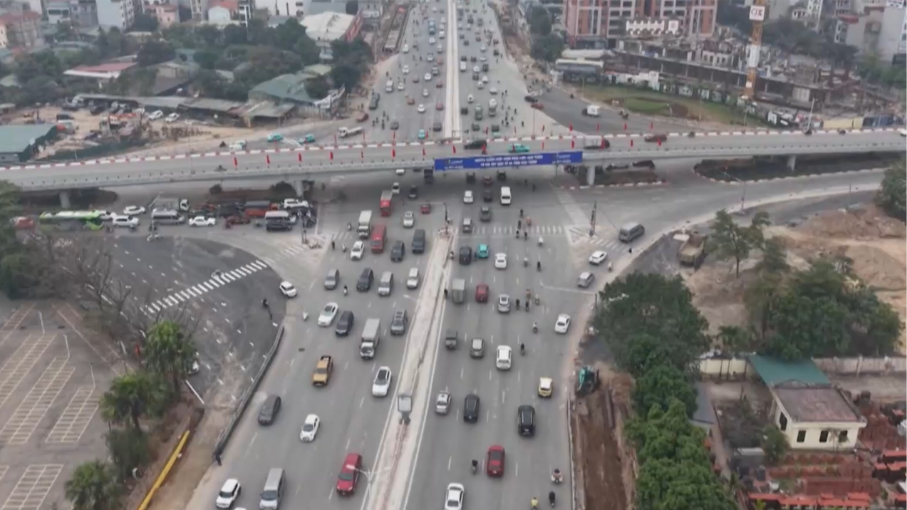 Rào chắn nút giao Cổ Linh - Đàm Quang Trung để thi công hầm chui