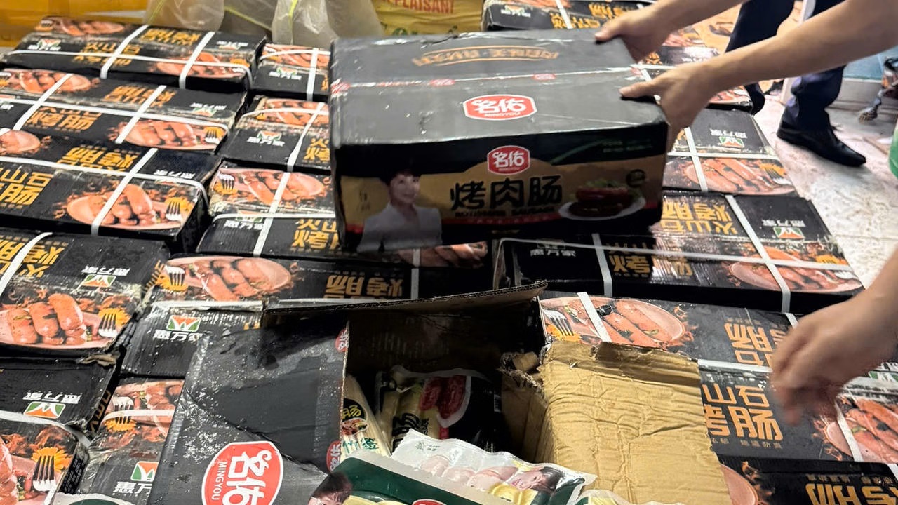 Phát hiện gần 1 tấn xúc xích không rõ nguồn gốc