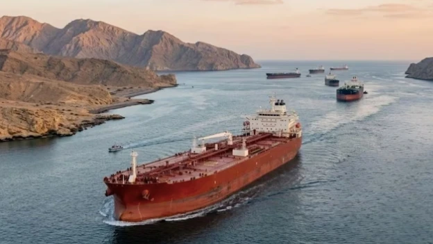 Tàu chở dầu trở lại lưu thông hạn chế qua Hormuz