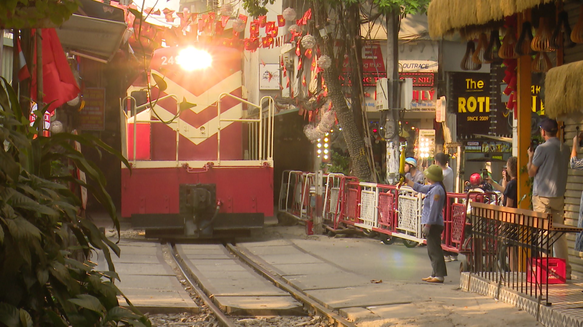 Đề xuất dừng chạy tàu qua 'phố cà phê đường tàu'