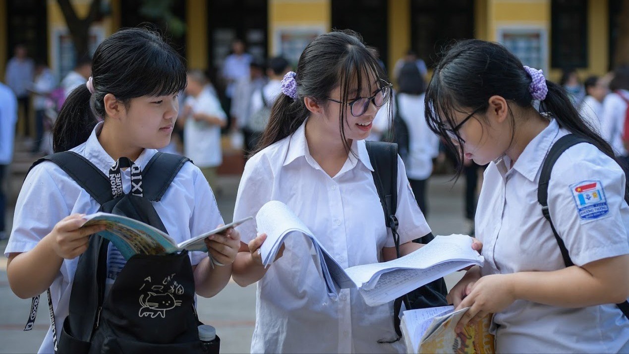 Học sinh Hà Nội đăng ký xét tuyển lớp 10 trường tư thục từ 20/4