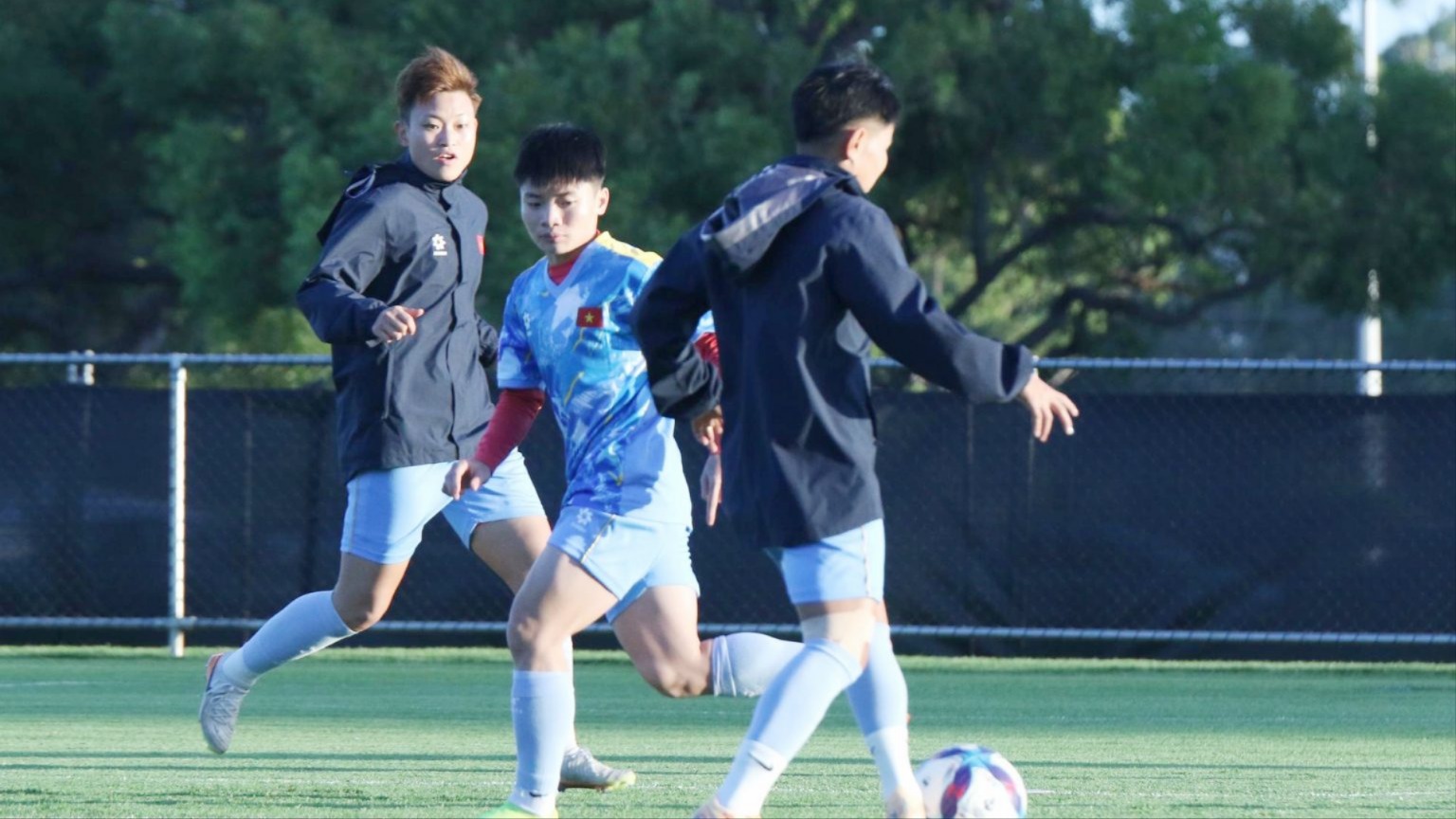 ĐT nữ Việt Nam tập luyện chuẩn bị cho trận ra quân