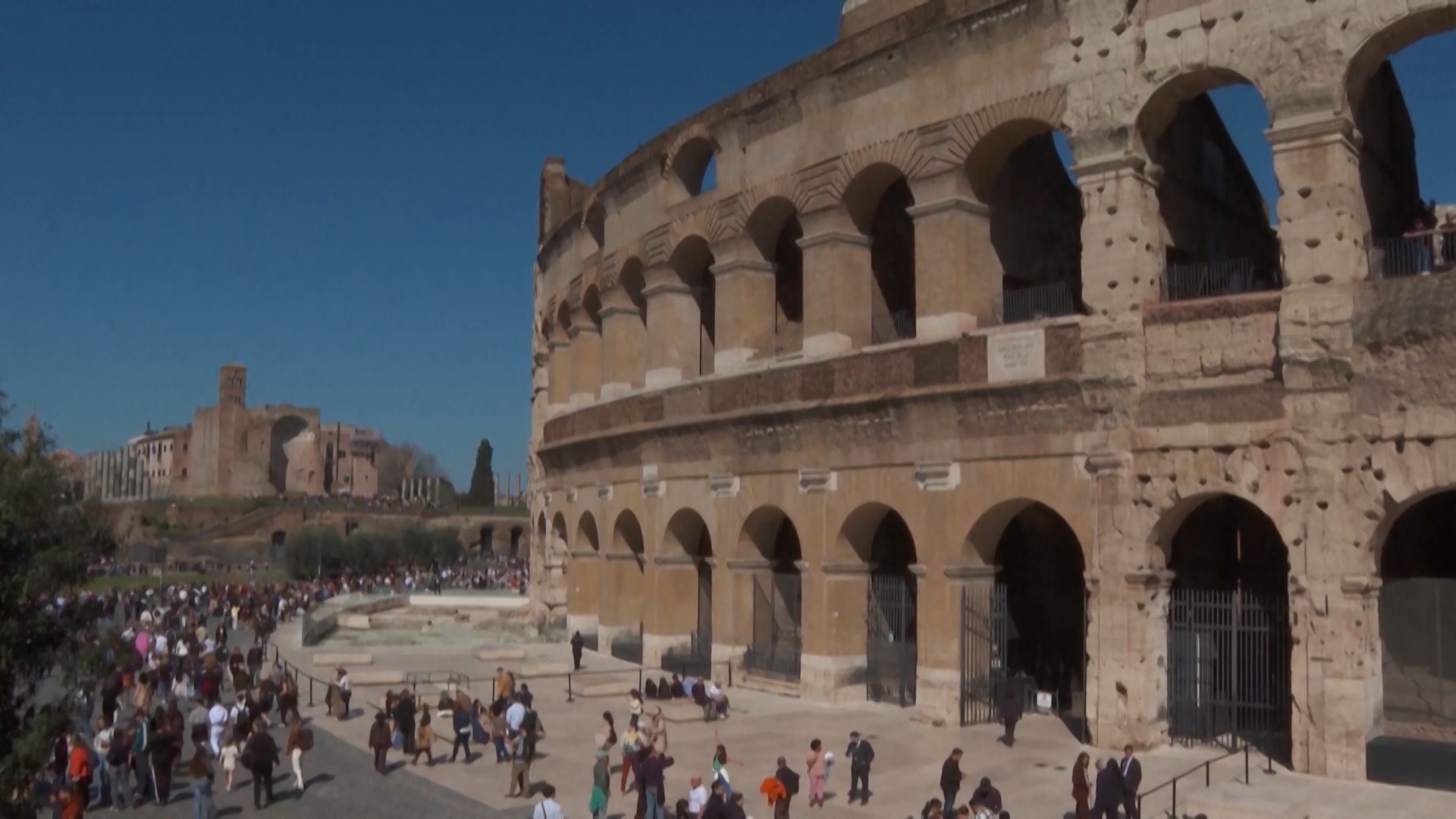 Đấu trường La Mã khánh thành quảng trường mới