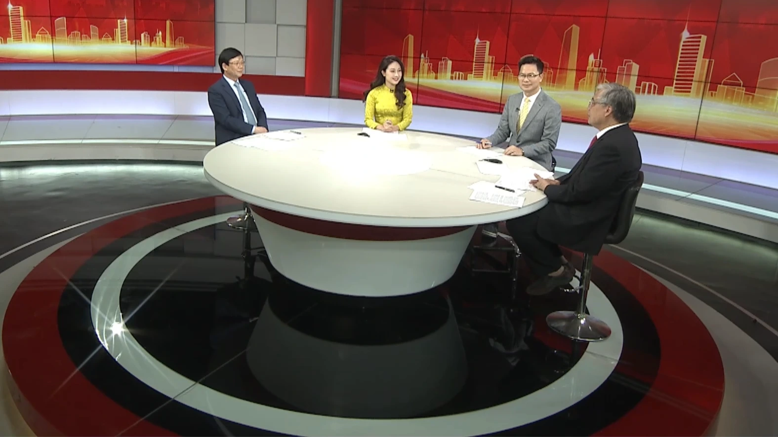 Trao đổi với khách mời Phần I: GS.TS Trần Đình Thiên và Nhà báo Hồ Quang Lợi