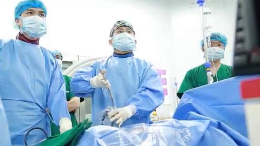 Người bệnh tự đi sau 3 giờ mổ thoát vị đĩa đệm