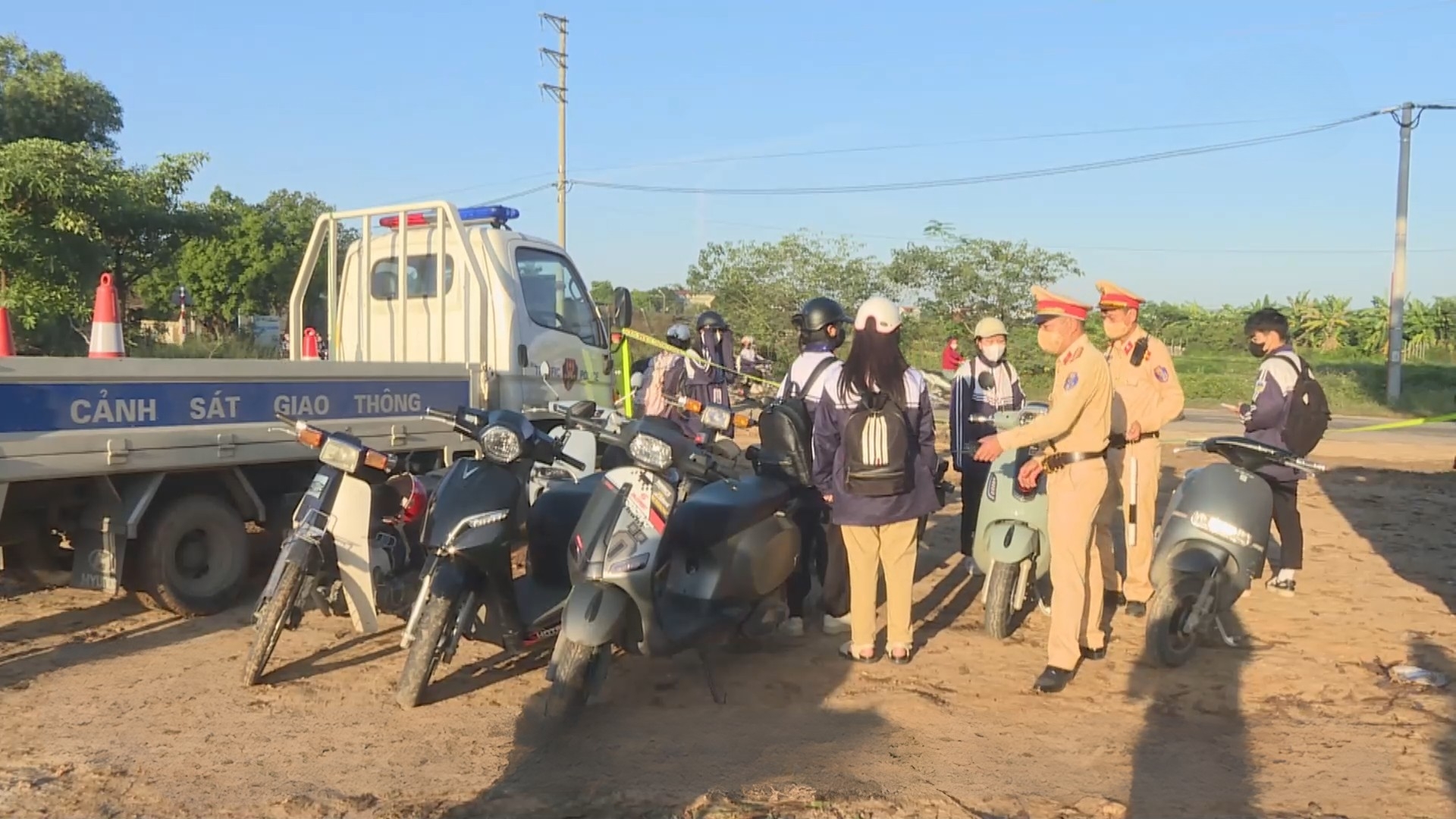 CSGT đồng loạt kiểm tra bãi xe học sinh, ngăn ngừa vi phạm từ sớm