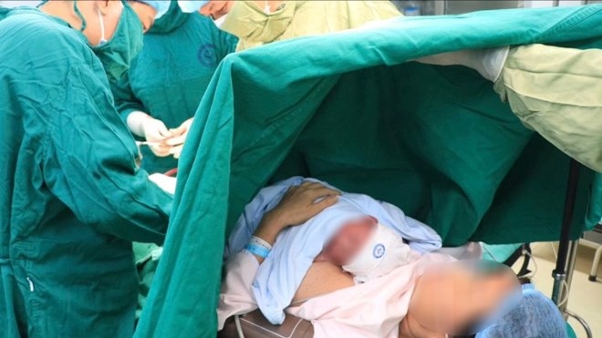 Sản phụ 60 tuổi sinh con an toàn