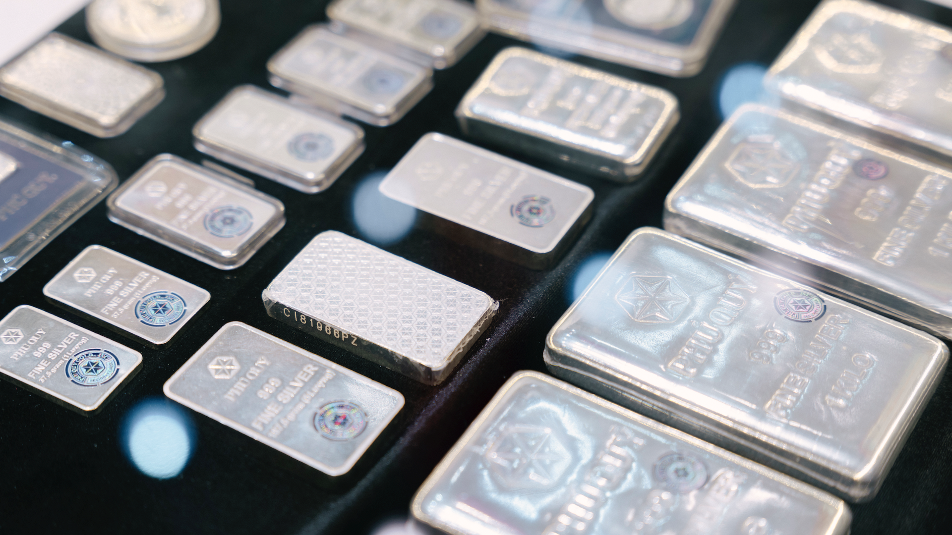 Giá bạc giảm sâu 13 triệu đồng/kg sau một tuần