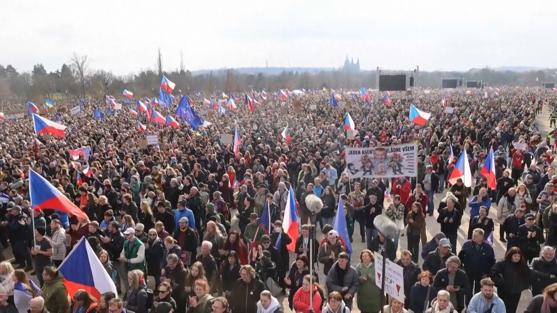 Hàng trăm nghìn người xuống đường biểu tình tại Prague, Séc