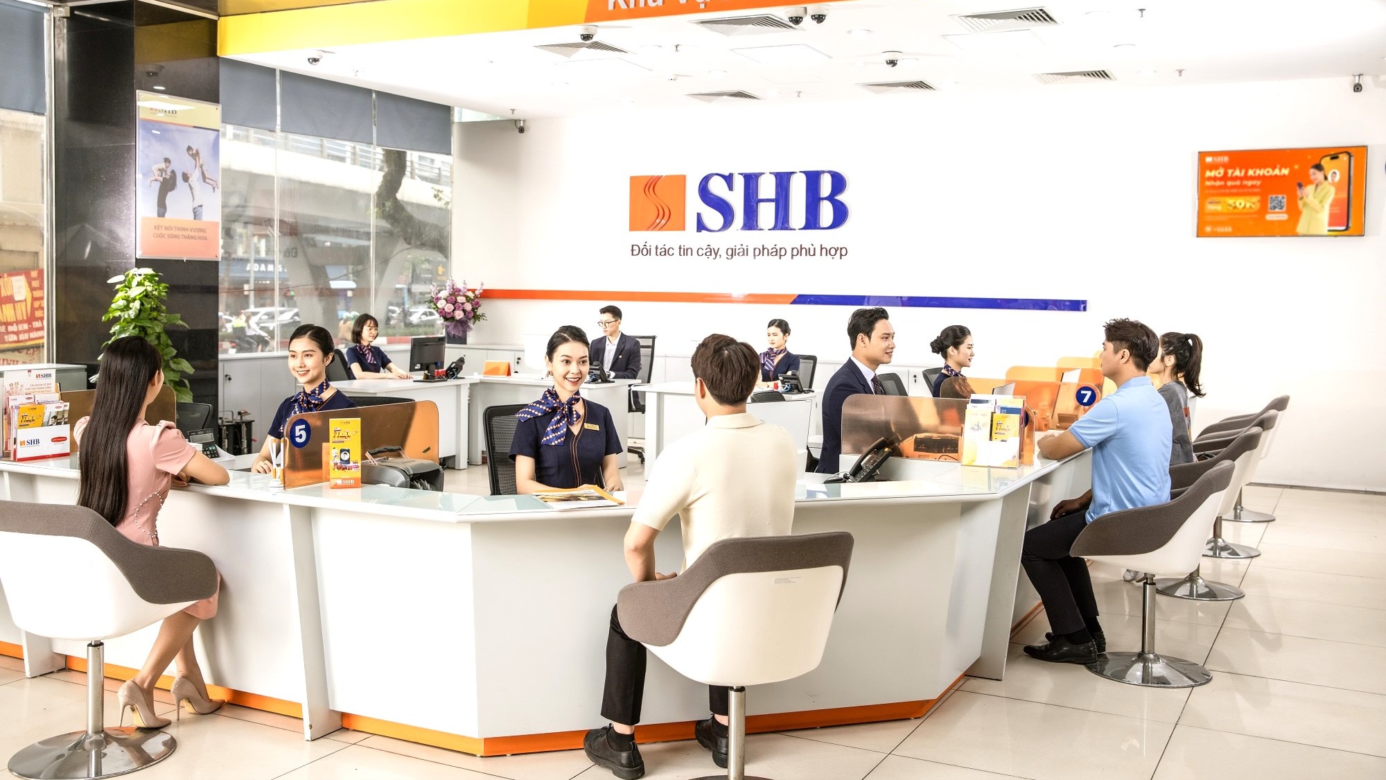 Ngân hàng tiết giảm chi phí hoạt động để ổn định lãi suất cho vay