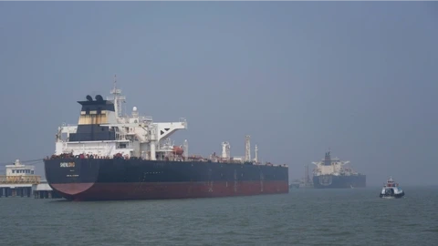 Iran cảnh báo đóng cửa Hormuz vô thời hạn nếu bị tấn công