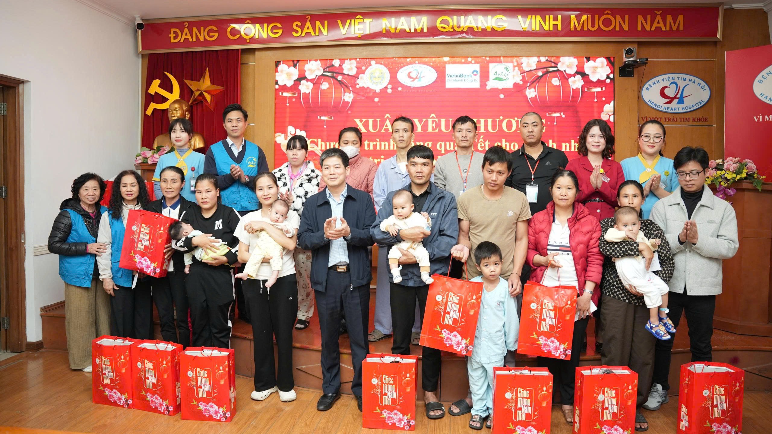 Vơi nỗi lo bệnh tật nhờ sự đồng hành của nhân viên công tác xã hội