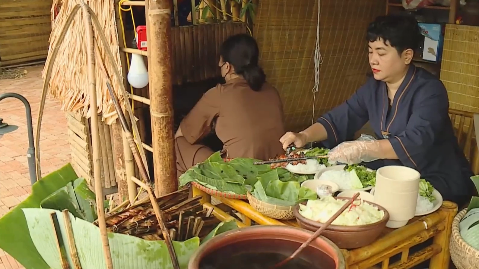 Ẩm thực phố cổ Hà Nội thu hút du khách quốc tế