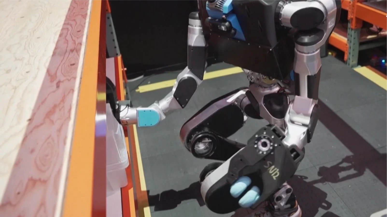 Đưa robot hình người tiến gần hơn tới dây chuyền sản xuất