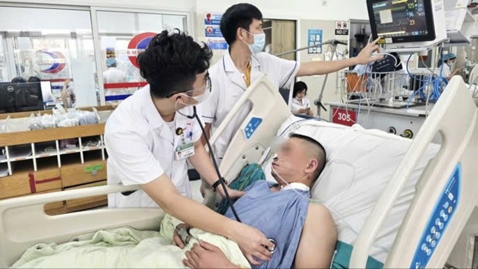 Người đàn ông bất ngờ ngừng tim khi đang chờ kết quả xét nghiệm tại bệnh viện