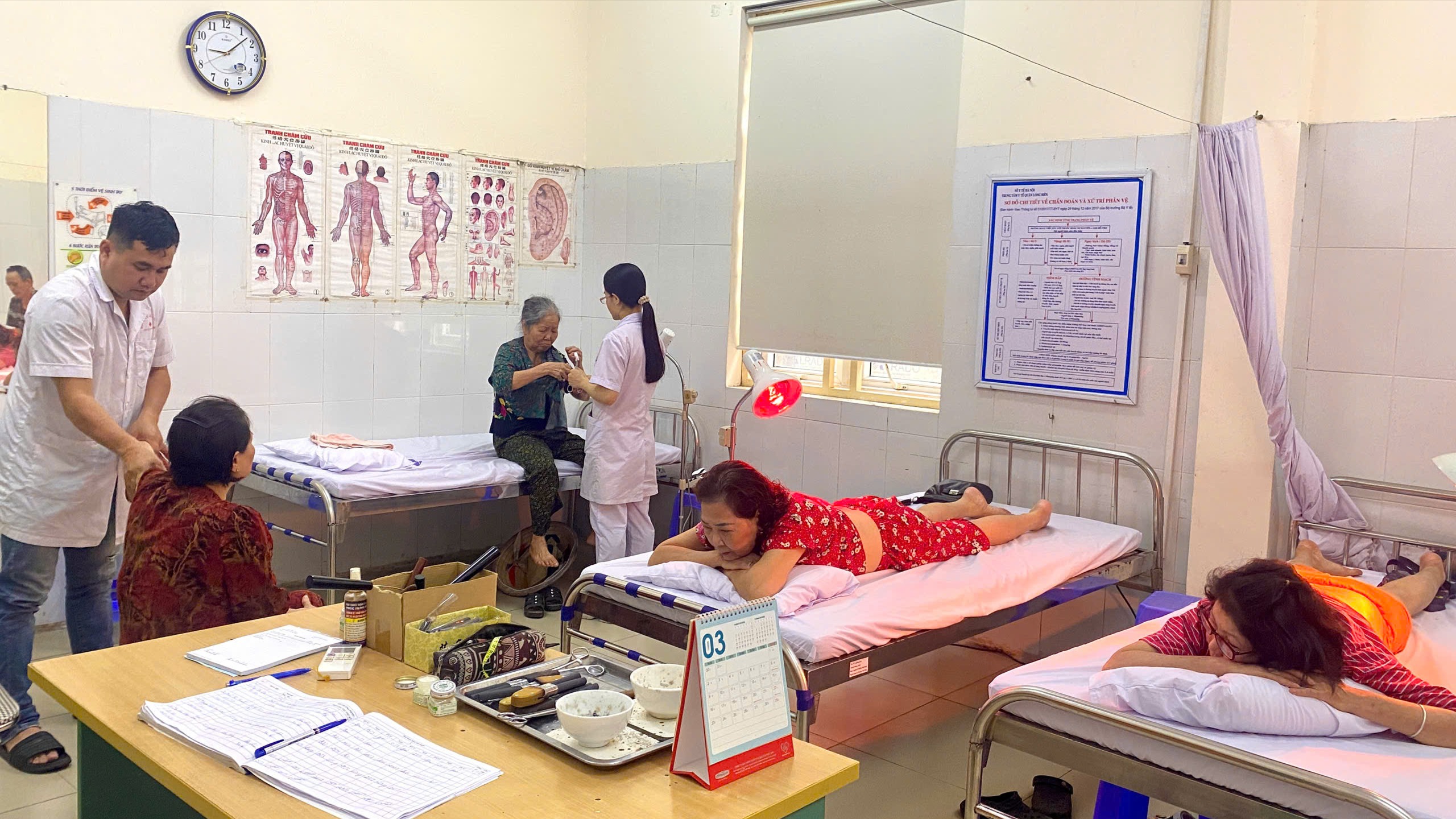 Chữa bệnh bằng y học cổ truyền tại trạm y tế: Hiệu quả, gần dân, tiết kiệm