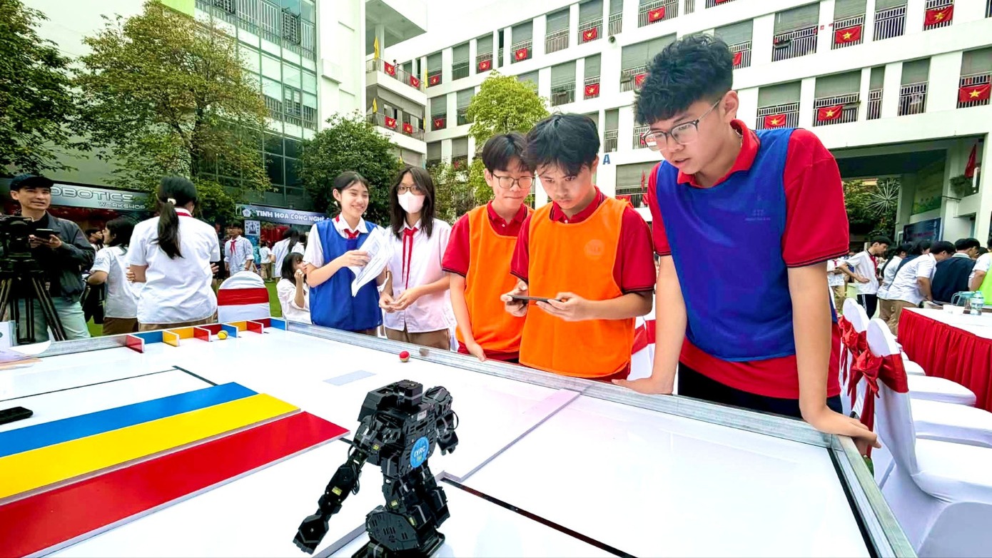 Sôi nổi Hội thi STEM AI - Robotics Trường THCS Lê Lợi