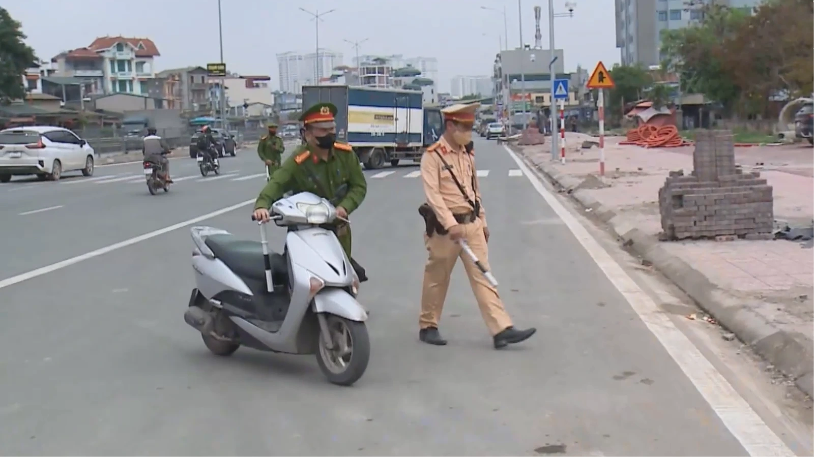 Xử phạt nhiều lái xe 'vượt rào' băng qua đường sắt