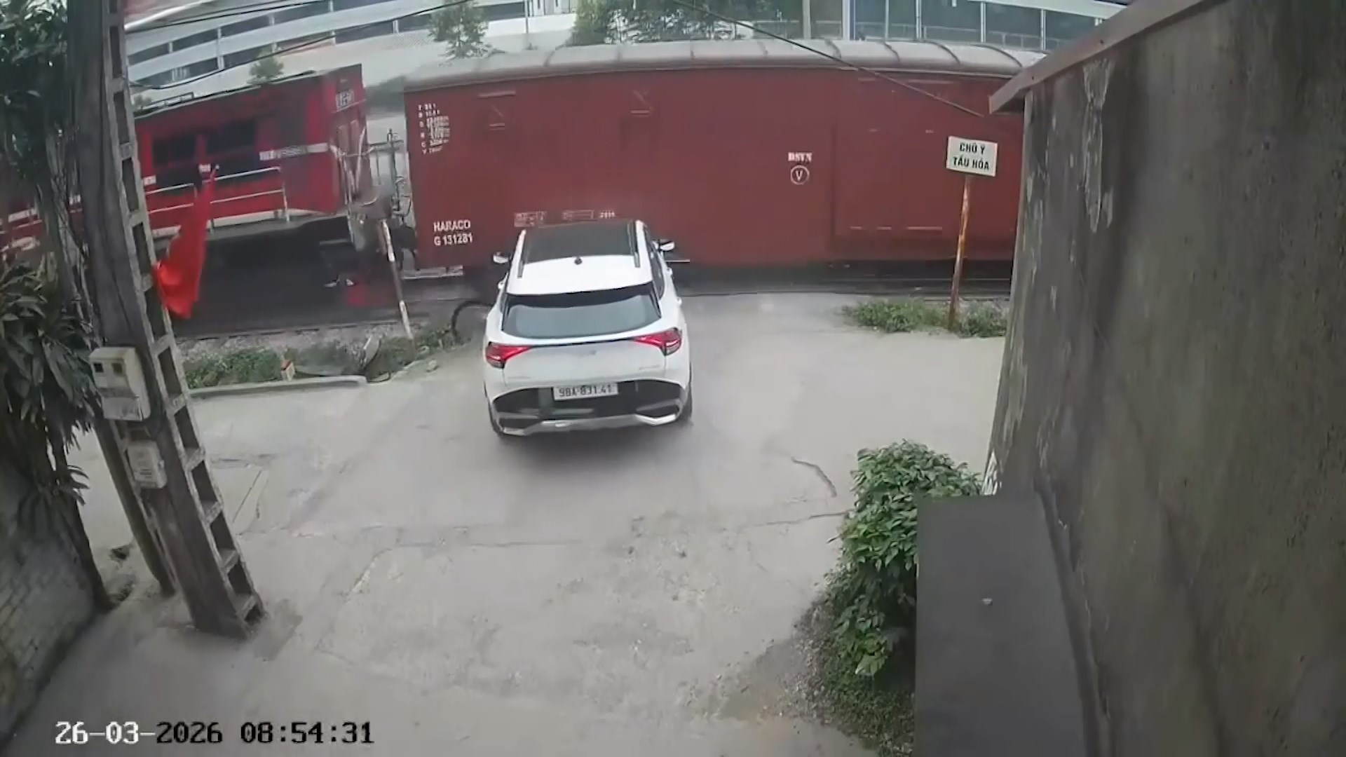 Băng qua lối đi tự mở, ô tô bị tàu hỏa tông nát đầu xe